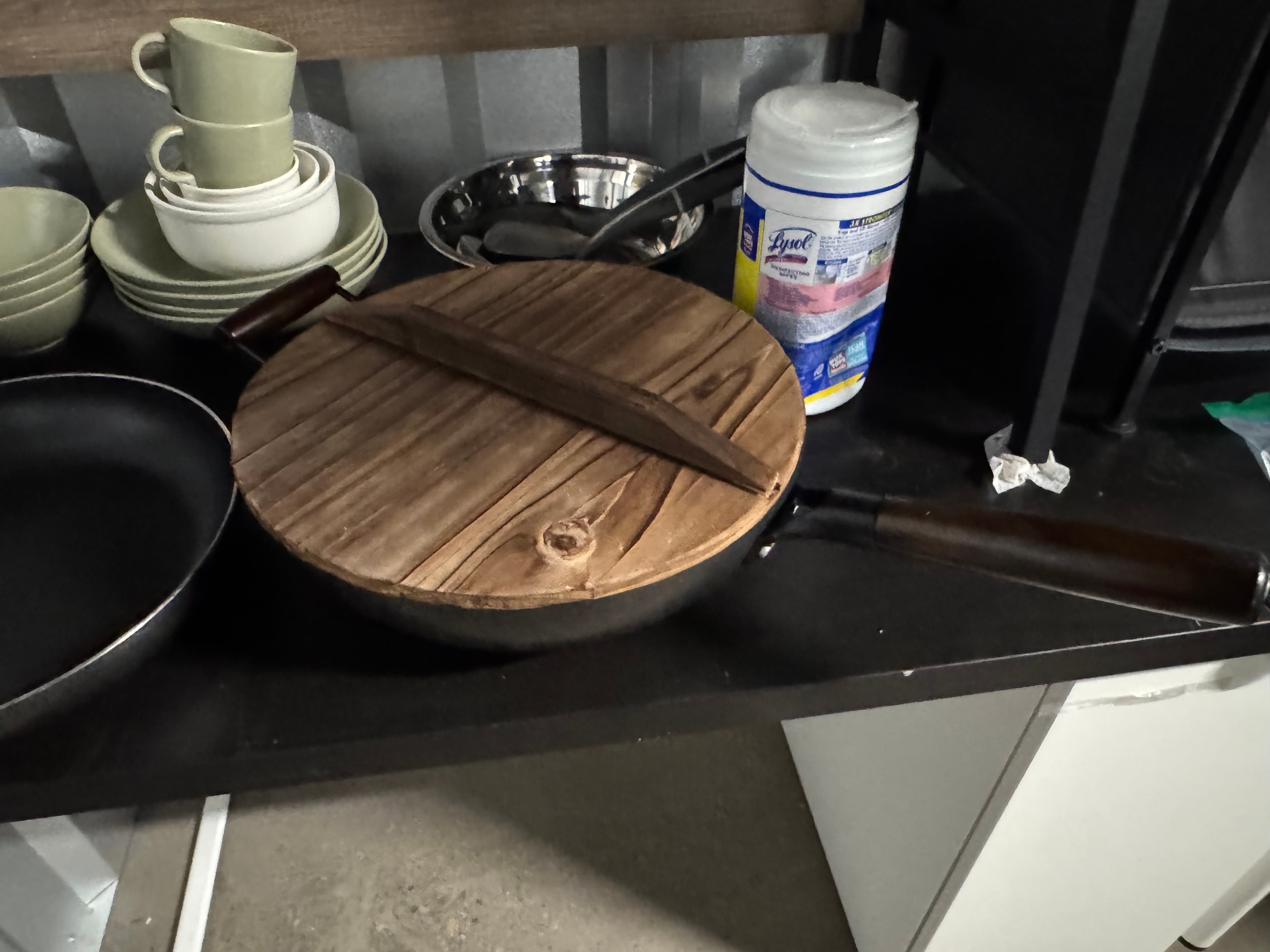 Wok with Wooden Lid and Spatula